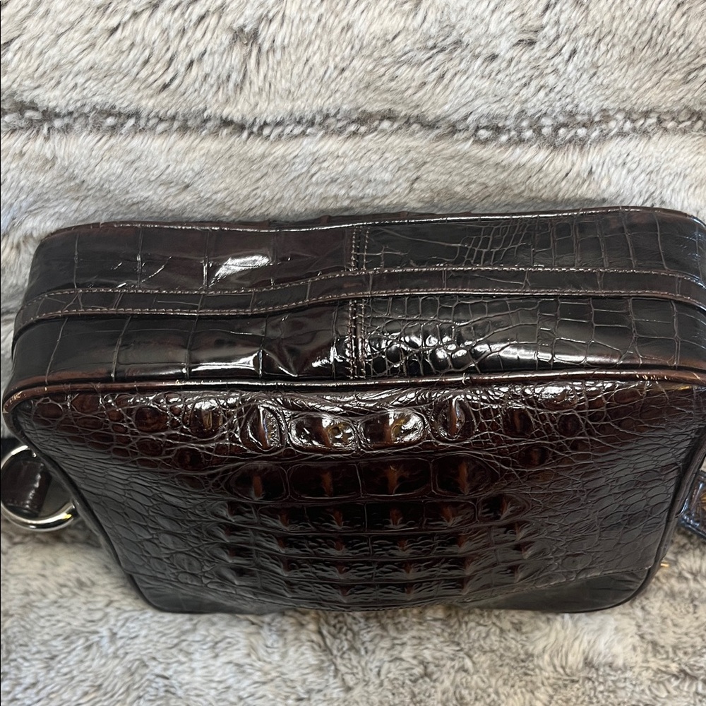Sandra Roberts Sleek Brown Crossbody Bag - Picture 5 of 9